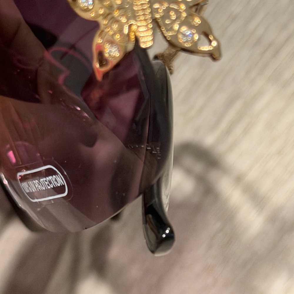 Chic y2k Sunglasses with Gold Detail - Picture 2 of 5